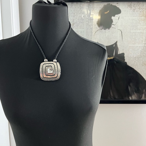 SWIRL STATEMENT NECKLACE - Picture 6 of 8